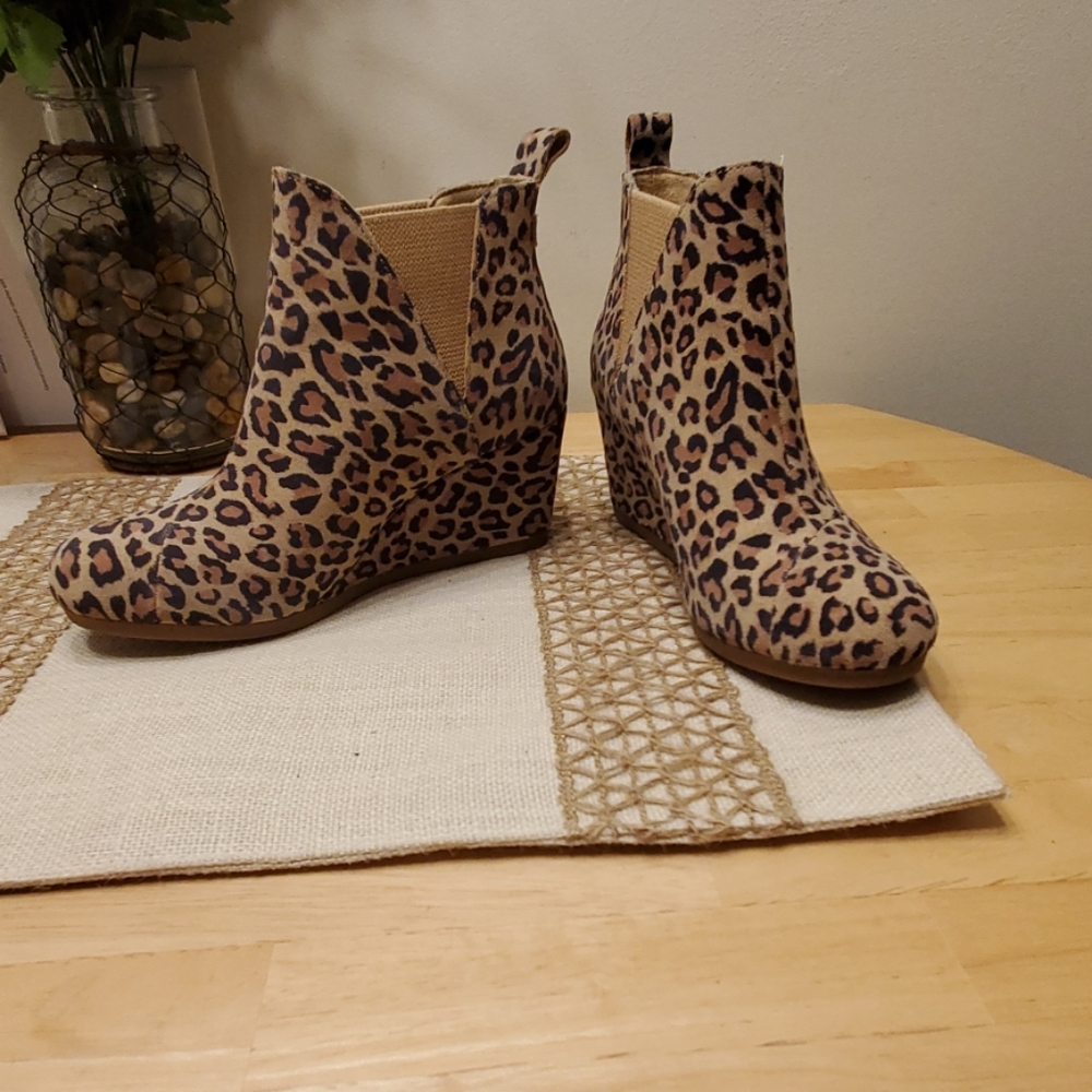 Like new! Toms Kelsey bootie - size 7.5